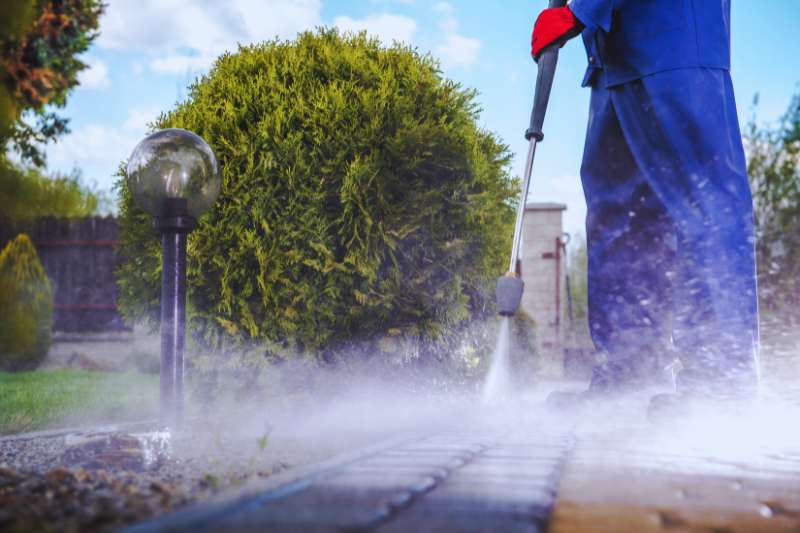 Pressure_washing_tennis_courts