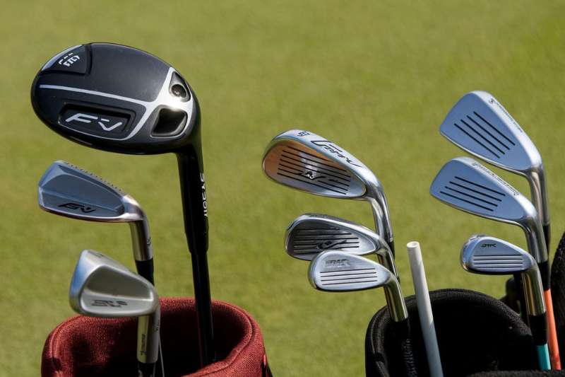 Men's_Versus_Women's_Golf_Clubs